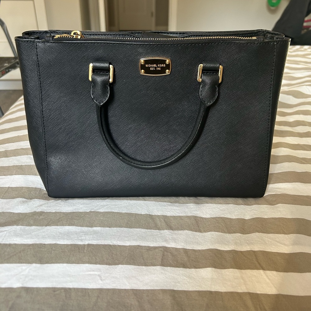 Michael Kors Tote / Crossbody 
Very good condition used once.